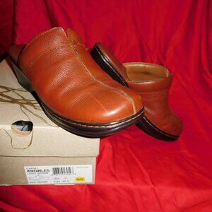 9M B.O.C BORN KNOWLES LIGHTRED BROWN LEATHER CLOGS